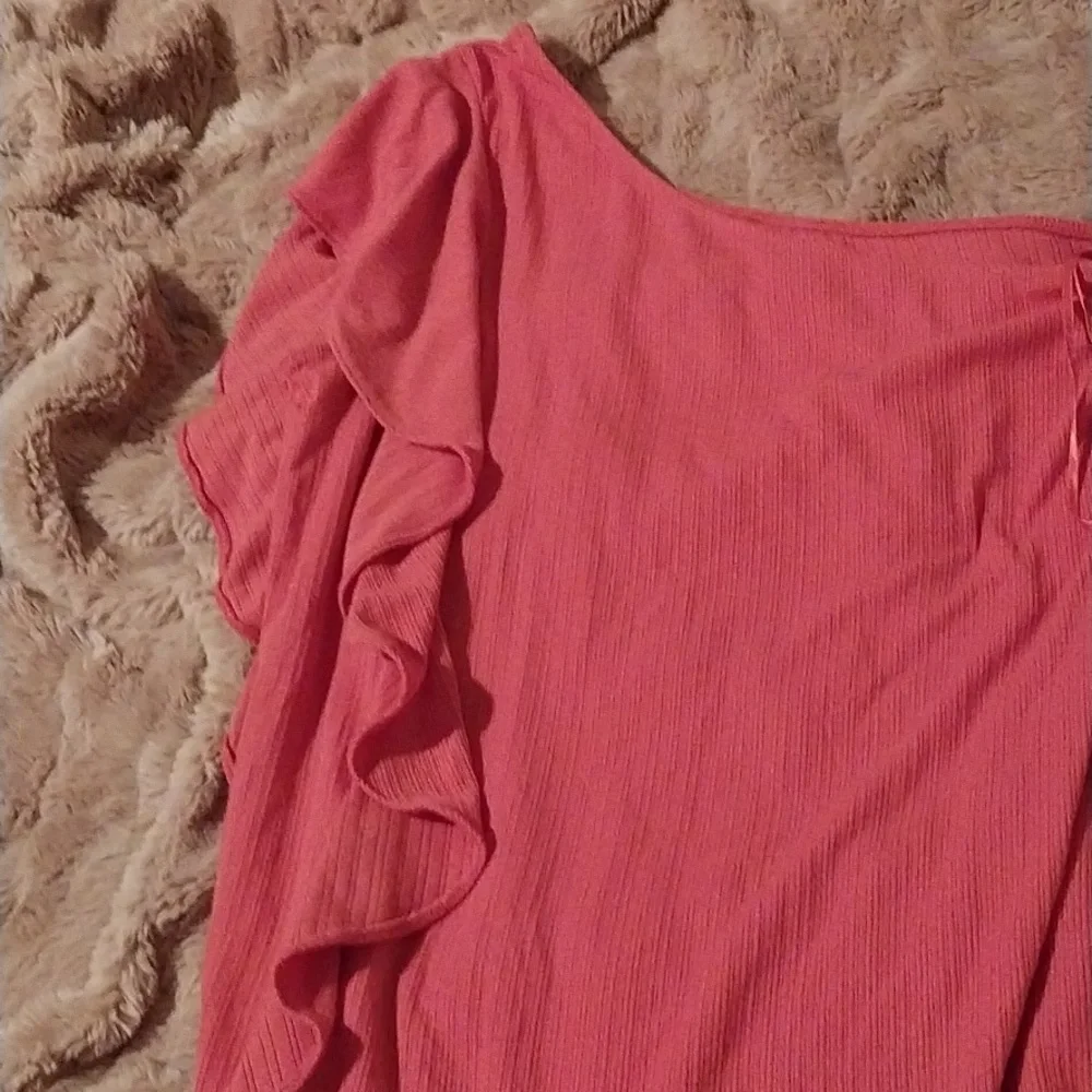 Tops - Picture 2 of 4